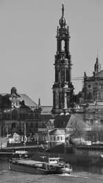 Das tschechische Binnenfrachtschiff ALBIS (08455001) im April 2018 vor der historischen Kulisse der Dresdener Altstadt.
