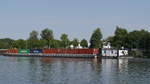 Schubverband mit Schubschiff WALTER (ex TORO, ex REVER III, ex NINKE G) gebaut 1977 als CSPLO TR 515, ENI 04803370 und GSL FRANC mit Containern im Oberwasser der Schleuse Geesthacht Kurs Hamburg;