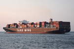 YM WIND , Containerschiff , IMO 9708461 , Baujahr 2017 , 368m × 51m , 14000 TEU , am 02.09.2018  bei der Alten Liebe Cuxhaven