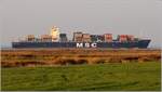Die 2008 gebaute MSC KRYSTAL (IMO 9372470) passiert am 11.10.2018 Otterndorf in Richtung Hamburg. Sie ist 277,3 m lang und 40 m breit, hat eine GT/BRZ von 66.399, eine DWT von 72.900 und eine Kapazität von 5.762 TEU. Heimathafen und Flagge ist Panama.
