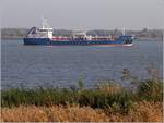 Der 2017 gebaute Asphalttanker BITFJORD (IMO 9753844) fährt am 14.10.2018 Höhe Krautsand elbaufwärts. Die BITFJORD ist 108 m lang und 17,2 m breit, hat eine GT/BRZ von 4.703 und eine DWT von 4.993 t. Heimathafen ist Dordrecht (Niederlande).