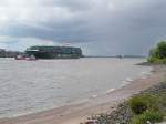 CSCL OCEANIA elbaufwrts i Hhe Finkenwerder Airbuswerke unterwegs.(9.5.05)