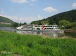 MS  August der Starke  (Baujahr 1994, Lnge 75,1 m) Schsische Dampfschifffahrt auf der Elbe bei Knigstein (Schsische Schweiz) - 09.05.2006  