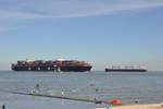 SALAHUDDIN (Containerschiff, Marshallinseln, IMO: 9708796) elbaufwärts und JS SANAGA (Massengutfrachter, Singapur, IMO: 9575254) in Richtung Nordsee.