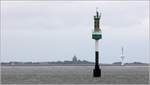 Die Navigationsbake C in der Außenelbe. Im Hintergrund ist die Insel Neuwerk mit ihrem mächtigen Leuchtturm und dem weißen Radarturm zu sehen. 05.07.2019