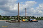 DIETER (ENI 02326555) am 21.8.2019, mit einer Hubbarge gekoppelt, Hamburg, Elbe vor dem Fähranleger Bubendeyufer 