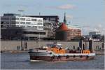 Der Wassertanker BORKUM (ENI 05501410) ist auf der Elbe in Hamburg unterwegs. Er ist 38 m lang, 8,67 m breit und hat einen Tiefgang von 3,70 m. 07.10.2019
