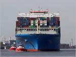 Die 2017 gebaute COSCO SHIPPING HIMALAYAS (IMO 9757840) erreicht mit der Flut Hamburg. Sie ist 366 m lang und 51,27 cm breit, hat eine GT/BRZ von 154.300, eine DWT von 153.811 t und eine Kapazität von 14.568 TEU. Heimathafen ist Hong Kong. 07.10.2019  