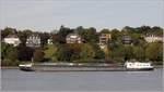 Das 1963 gebaute TMS HEIDE (ENI 02319190) ist auf der Elbe in Hamburg zu Tal unterwegs. HEIDE ist 85,85 m lang, 11 m breit, hat einen Tiefgang von 3,20 m und eine Tonnage von 1.969 t. Heimathafen ist Hamburg. Frühere Namen: LENGFURT, HANSA 30, ODINA. 07.10.2019
