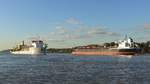 Hamburg am 29.10.2019: Schiffsbegegnung des Tankers SEYCHELLEN PATRIOT (IMO 9365635)  auslaufend und dem Saugbaggerschiff  JAMES COOK (IMO 9020261) eingehend  auf der Elbe Höhe Finkenwerder  /