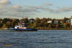 FAIRPLAY IX (3) (IMO 9725093) am 30.10.2019, Hamburg, Elbe, Höhe Finkenwerder, als Heckschlepper an der einlaufenden LUNA MAERSK (IMO 9190781) /  Tractor Hybrid Schlepper für Hafen Assistenz