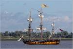 Die Fregatte SHTANDART auf der Elbe zu Tal. Der originalgetreue Nachbau des ersten Schiffes der zaristischen russischen Marine ist 35 m lang, 6,80 m breit, hat einen Tiefgang von 3,50 m und eine Segelfläche von 660 m². Heimathafen ist St. Petersburg (Russland). Zur Begrüßung der ihr entgegenkommenden PEKING gab sie einen Böllerschuss ab. Twielenfleth, 07.09.2020