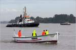 Die Fahrgäste auf der HEL 30 STÖRTEBEKER haben ihre Augen auf die PEKING gerichtet. Im Hintergrund ist die WULF 5 zu sehen, die die PEKING nach Hamburg schleppt. Stadersand, 07.09.2020