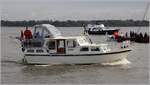 Die Motoryacht MONJA gehörte zu den vielen Booten, die die PEKING auf ihrem Weg nach Hamburg begleiteten. Stadersand, 07.09.2020