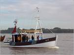 Die MOBY DICK war bis 2018 als Fischkutter mit der Kennung VIT 1 unterwegs. Hier folgt sie in Höhe Stadersand mit Passagieren der PEKING auf dem Weg nach Hamburg. 07.09.2020