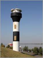 Der neue Leuchtturm Twielenfleth ist seit 1984 an dieser Stelle als Leitfeuer in Betrieb und trägt die Int. Nr. B 1532. Zuvor war der 15 m hohe Kunststoffturm seit 1972 als Leuchtturm Kahlersand an anderer Stelle im Einsatz. Er ersetzte den alten Leuchtturm Twielenfleth. 22.09.2020