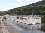 Das Flusskreuzfahrtschiff KFGS VIKING BEYLA, CH-Basel (ENI 07002022)liegt bei Bad Schanau zur einer Besichtigung am 17.