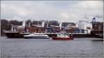 Rush hour auf der Elbe. Der Feeder PATRICIA DELMAS fhrt Richtung Nordsee und wird vom Elbe-City-Jet berholt whrend ein Containerschiff der P&O Nedloyd mit Schlepperuntersttzung in den Hamburger Hafen gefahren wird, am Heck arbeitet der Schlepper DANIMARCA. Scan eines Dias aus dem Jahr 2004.
