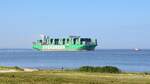 EVER ACE (Containerschiff, Panama, IMO: 9893890) der Reederei Evergreeen Marine elbaufwärts. Das Schiff kommt von Rotterdam und läuft erstmalig Hamburg an. Die EVER ACE wurde erst 2021 fertiggestellt und ist das z. Z. größte Containerschiff weltweit (Otterndorf, 08.09.2021).