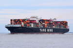 YM WREATH , Containerschiff , IMO 9708473 , Baujahr 2017 , 368 x 51 m , 13800 TEU , 21.04.2022 , Cuxhaven