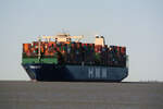 Container Ship HMM HELSINKI(IMO:9863340) Flagge Panama auf der Elbe am 02.04.2023 bei Brokdorf.