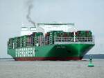 EVER ARM , eines der neuesten und größten Containerschiffe , IMO 9893931 , 399,9 x 61,5m , Tg. 16,7m , 23992 TEU , am 15.06.2023 auf der  ELBE  vor Stadersand zu Berg nach Hamburg.