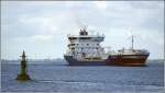 Der unter schwedischer Flagge fahrende Tanker FURENAS (IMO 9153214) wurde 1998 gebaut und ist 128 m lang. Hier ist er auf der Elbe Richtung Hamburg unterwegs. Scan eines Dias aus dem Jahr 2003.