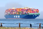 HMM NUR , Containerschiff , IMO 9869162 , Baujahr  2021 , 366 x 51 m , 16010 TEU , 12.04.2025 , Cuxhaven - Alte Liebe , 