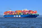 HMM NUR , Containerschiff , IMO 9869162 , Baujahr  2021 , 366 x 51 m , 16010 TEU , Cuxhaven - Alte Liebe , 12.04.2025 , 
