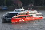 Katamaranfähre HALUNDER JET (neu); Eigner/Betreiber: FRS Helgoline; Aufnahmeort: Elbe/Hafen Hamburg, Deutschland; Datum: 19.07.2025; Info: (IMO 9825295) Lüa 56,4 m, B 14 m, Tg 2,5 m / 4 Diesel, MTU 16V4000M63L, ges. 8.960 kW (12.182 PS), 4 × Rolls-Royce KaMeWa 71 Wasserstrahlantrieb, 35 kn / 680 Pass. / gebaut 2017/18 bei Austal Philippines. Das Bild zeigt den Halunder Jet bei seiner abendlichen Rückkehr aus Helgoland vor den St.Pauli-Landungsbrücken.