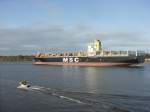 Hamburg am 17.11.08 - MSC ORIANE auf der Elbe, zu neuen Taten u Geschften auslaufend.
Ebenso ein fisherman in seinem kleinen Flitzer.
