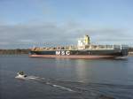 Hamburg am 17.11.08 - MSC ORIANE auf der Elbe, zu neuen Taten u Geschften auslaufend.
Ebenso ein fisherman in seinem kleinen Flitzer.