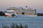 AIDAprima , Kreuzfahrtschiff , IMO 9636955 , Baujahr 2016 , 299,95 x 37,65m , 19.10.2025 , Lühe - Deich , 