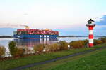 HMM COPENHAGEN , Containerschiff , IMO 9863302 , Baujahr 2020 , 400 x 61 m , 228283 TEU , Lühe - Deich , 22.10.2025 