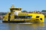 HADAG Hafenfähre GRASBROOK (ENI 04814640). Auf der Elbe vor dem Fähranleger Finkenwerder am 18.08.2025.