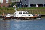 Lotsenboot LOOTSE 4 der Flotte Hamburg GmbH & Co. KG, ENI: 04810620. Bei der Fahrt nahe dem Lotsenhaus Seemannshöft/Hamburg am 18.08.2025.