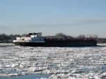 Tankschiff  BERNHARD DETTMER , Bremen auf der Treibeis fhrenden Elbe zwischen Lauenburg und Geesthacht, 06.01.2009  