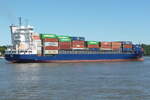 Containerschiff AKACIA, IMO 9315020, Reeder: DT-BEREEDERUNGS GMBH & CO KG, Flagge: Portugal/Madeira.  Auf der Elbe vor Hamburg-Finkenwerder am 18.08.2025