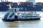Die HADAG Hafenf�hre HARBURG (ENI 04807990) auf der Elbe bei Hamburg am 18.08.2025.