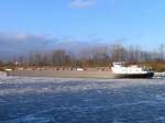 Obwohl noch mit Eisgang, ist der Schiffsverkehr auf der unteren Elbe wieder mglich; der Tanker DETTMER TANK 179, Bremen hat die Schleuse Geesthacht passiert und luft Richtung Hamburg; 20.01.2009
