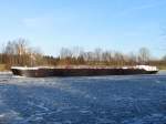 Obwohl noch mit Eisgang, ist der Schiffsverkehr auf der unteren Elbe wieder mglich; der Tanker DETTMER TANK 179, Bremen hat die Schleuse Geesthacht passiert und luft Richtung Hamburg; 20.01.2009   