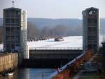 Auf der immer noch Treibeis fhrenden Elbe kommt abwrts die INA (Druten, Niederlande) zur Schleuse Geesthacht; 22.01.2009   