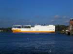 Das Containerschiff Grande Ghana auf der Elbe bei Hamburg-Blankenese.