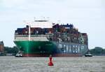 CMA CGM SEINE  (IMO 9987196 , 399,9 x 61,3m) am 23.07.2026 einlaufend im Hafen Hamburg .