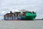 CMA CGM LOUVRE  (IMO 9839143 , 399,9 x 62m) kam am 10.09.2026 H�he L�he  auf der  ELBE  zu Berg zum Hamburger Hafen.