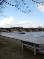 am 09.03.09 brauchten die Schubschiffe die hilfe von Schleppern,
da die Elbe Hochwasser fhrte und die Strmung dadurch zu stark war.hier bei der durchfahrt unter der alten Pirnaer Elbbrcke