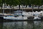Das Boot „VIKING“, hat an einem Frachtschiff am Kai in Maastricht festgemacht.