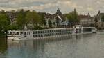 Heckansicht des Hotelschiffes VIKING FREYA, IMO 07001654, Heimathafen Basel, hat am Ufer der Maas in Maastricht festgemacht, aufgenommen von der Fußgängerbrücke über die Maas in Maastricht. 05.2023