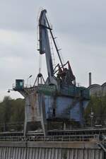 Hafenkran der Ehemaligen Zement Fabrik am Rande der Maas in Sint – Pietersberg bei Maastricht. 10.2023