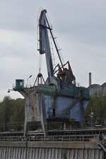 Hafenkran der Ehemaligen Zement Fabrik am Rande der Maas in Sint – Pietersberg bei Maastricht.